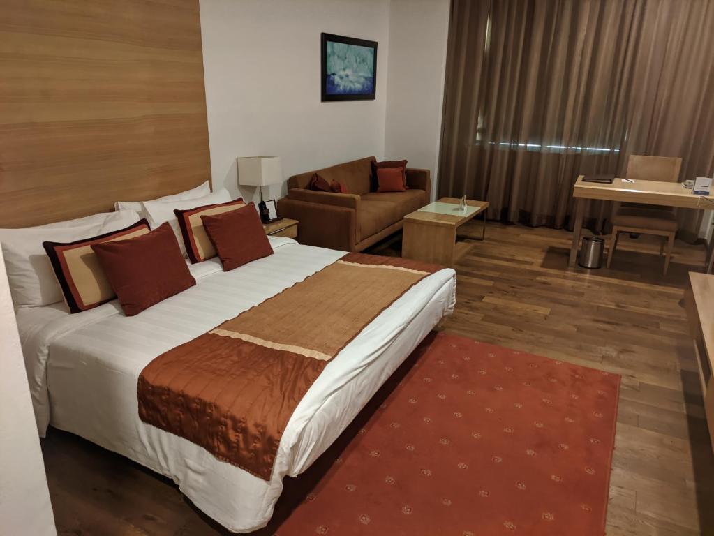 Трехместный (Club Superior King Room With 15% off on In-room Dining; Early Check in & late check-out for up to 3 hours (subject to avl)), Fortune Select Global