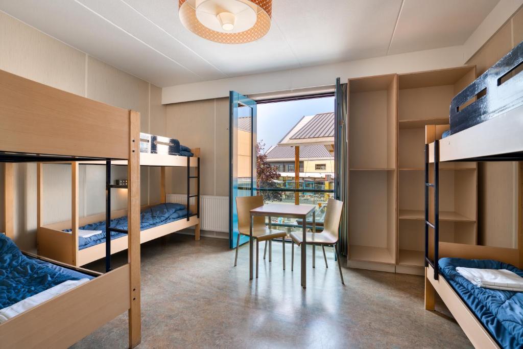 Номер (Six Person Room With Private Bathroom and Shower) хостела Stayokay Texel, Ден-Бург