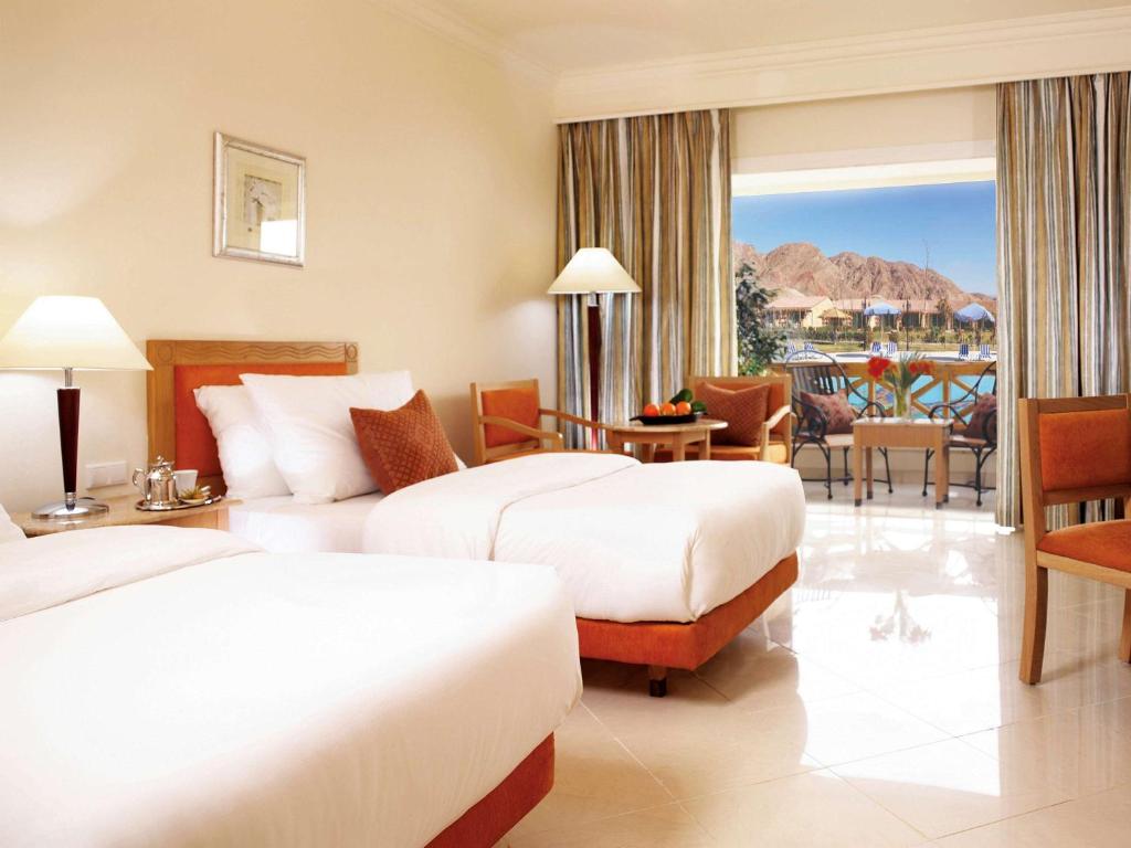 Двухместный (Номер Делюкс с кроватью размера «king-size» и видом на море) курортного отеля Mövenpick Taba Resort & Spa, Таба
