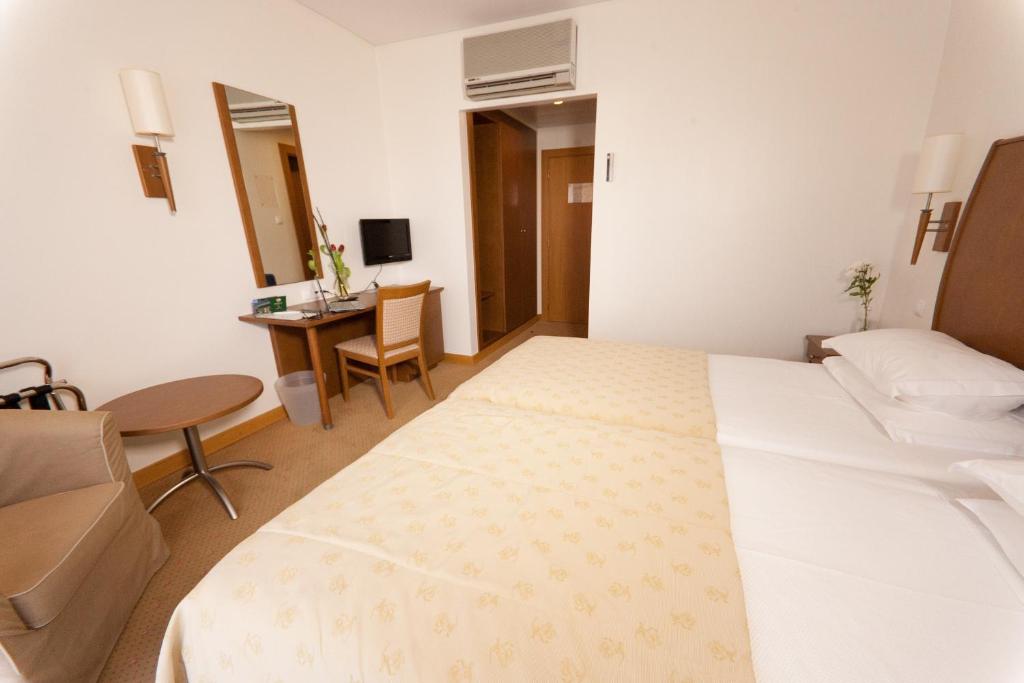 Двухместный (Стандартный двухместный номер с 1 кроватью или 2 отдельными кроватями) отеля Hotel Cinquentenario & Conference Center, Фатима