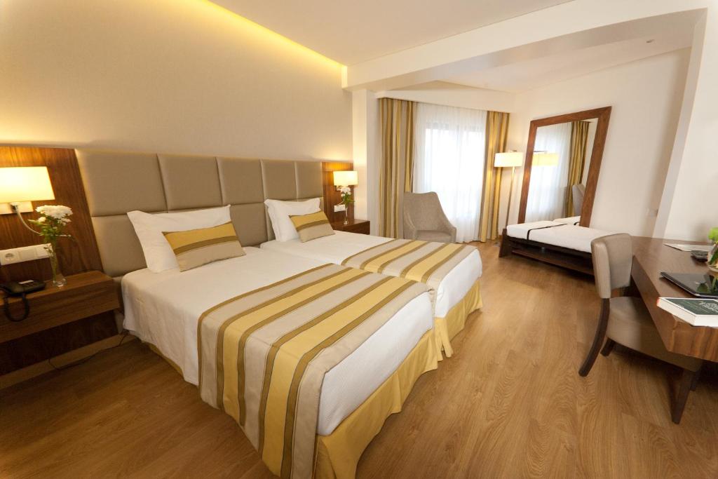 Трехместный (Двухместный номер с 1 кроватью или 2 отдельными кроватями и дополнительной кроватью) отеля Hotel Cinquentenario & Conference Center, Фатима
