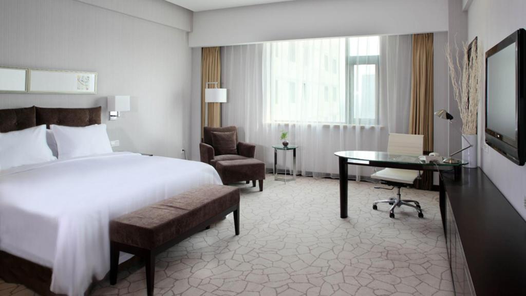 Двухместный (Представительский номер с кроватью размера «king-size» - Для некурящих) отеля Holiday Inn Beijing Deshengmen, Пекин
