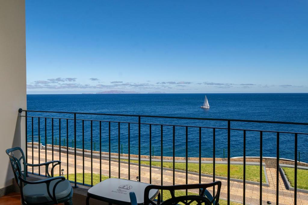 Двухместный (Улучшенный двухместный номер с 1 кроватью и видом на море) отеля Hotel Albatroz Madeira, Санта-Крус