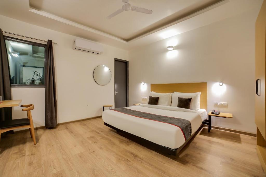 Трехместный (Классический трехместный номер) отеля OYO Townhouse 275 South City 2, Gurgaon, Гургаон