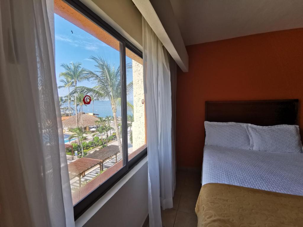 Двухместный (Двухместный номер Делюкс с 1 кроватью и боковым видом на море) курортного отеля Canto del Sol Plaza Vallarta Beach & Tennis Resort - Все включено, Пуэрто-Вальярта