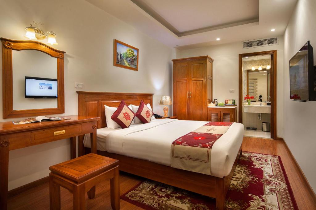 Двухместный (Двухместный номер Делюкс с 1 кроватью или 2 отдельными кроватями и внутренним окном) отеля Silk Queen Hotel Hang Gai, Ханой