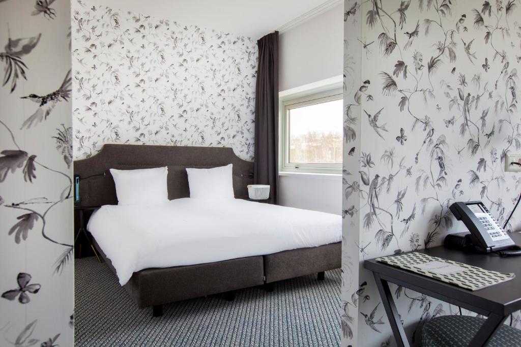 Двухместный (Улучшенный номер с кроватью размера «king-size») отеля Tulip Inn Amsterdam Airport, Схипхол