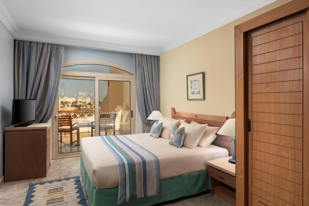 Двухместный (Улучшенный двухместный номер с 1 кроватью или 2 отдельными кроватями, вид на бассейн) курортного отеля Royal Lagoons Aqua Park Resort - Families and Couples Only, Хургада