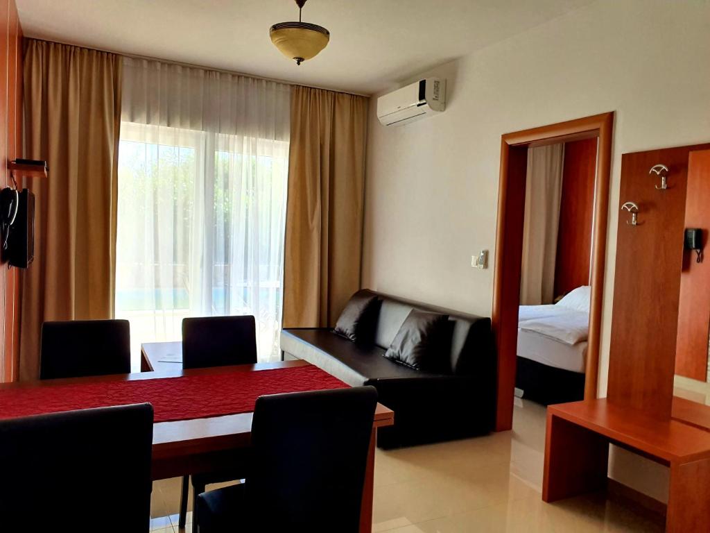 Апартаменты (Улучшенные апартаменты с 1 спальней и балконом) отеля Villas Garamm Resort, Пакоштане