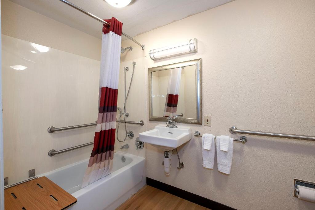 Двухместный (Standard Room with One Double Bed Disability Access Non-Smoking), Red Roof Inn Atlanta - Smyrna/Ballpark