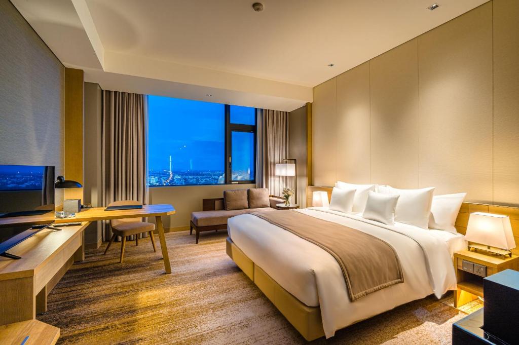 Двухместный (Клубный номер с кроватью размера «king-size») отеля Hotel Nikko Hai Phong, Хайфон