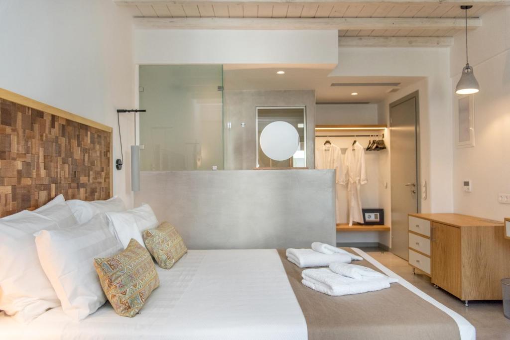 Сьюит (Люкс с кроватью размера «king-size» и балконом) отеля Lithos Luxury Suites, Тинос