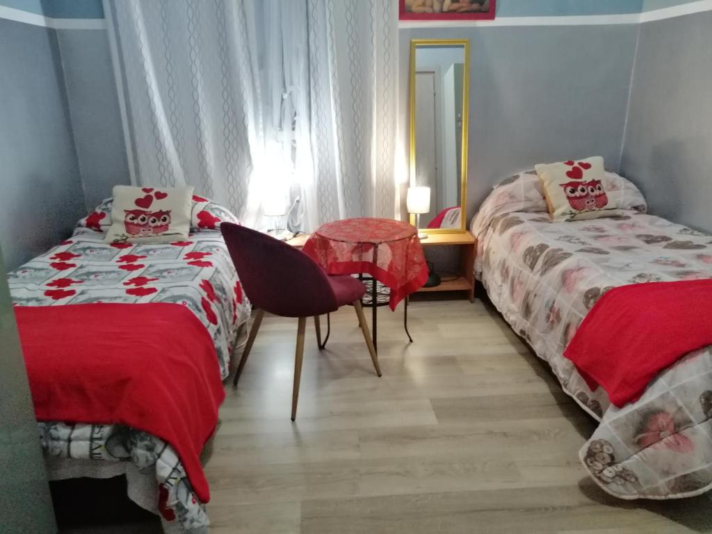 Двухместный (Двухместный номер с 2 отдельными кроватями и общей ванной комнатой) хостела Român Holidays Hostel, Рим