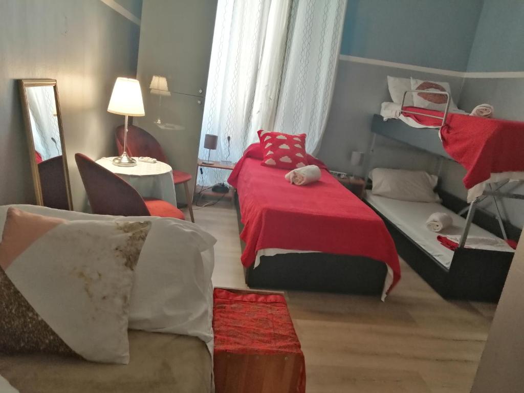 Номер (Кровать в общем номере с 4 кроватями) хостела Român Holidays Hostel, Рим