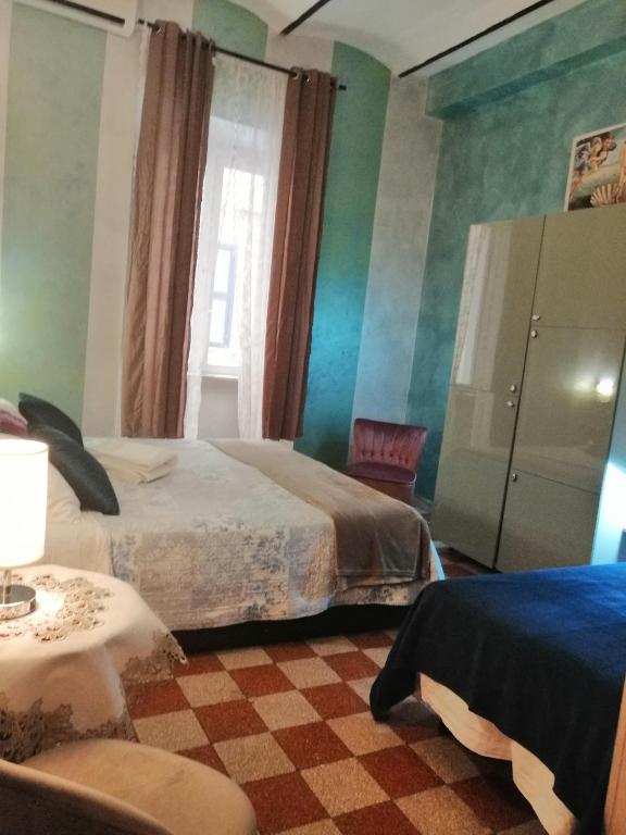 Трехместный (Стандартный трехместный номер) хостела Român Holidays Hostel, Рим