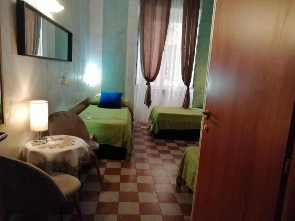 Трехместный (Трехместный номер с общей ванной комнатой) хостела Român Holidays Hostel, Рим