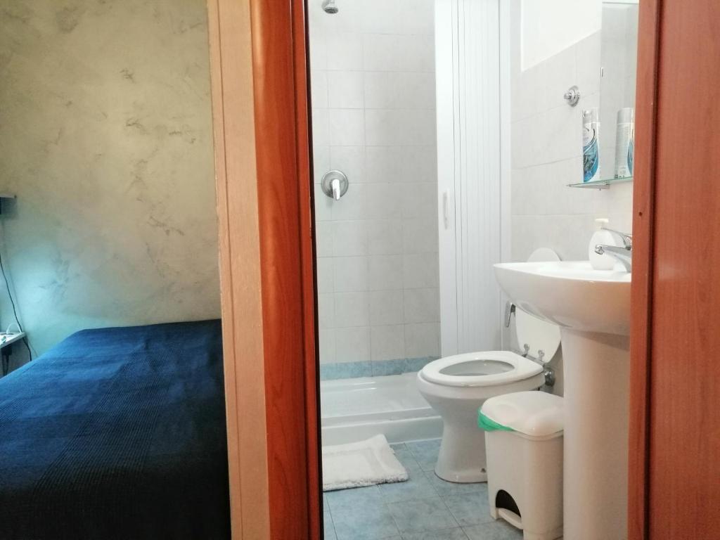Четырехместный (Четырехместный номер с ванной комнатой) хостела Român Holidays Hostel, Рим