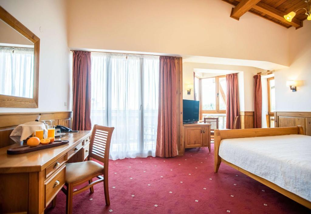 Двухместный (Улучшенный двухместный номер с 1 кроватью (для 2 взрослых и 1 ребенка)) курортного отеля Pirin Golf Hotel and Spa, Банско