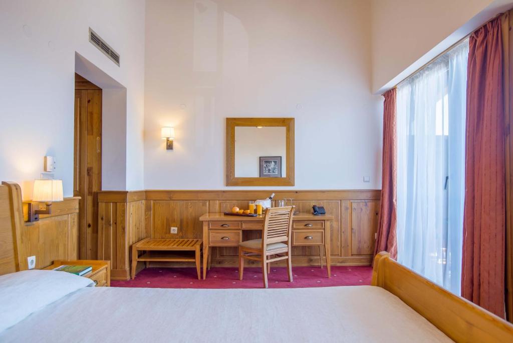 Двухместный (Улучшенный двухместный номер с 1 кроватью или 2 отдельными кроватями) курортного отеля Pirin Golf Hotel and Spa, Банско
