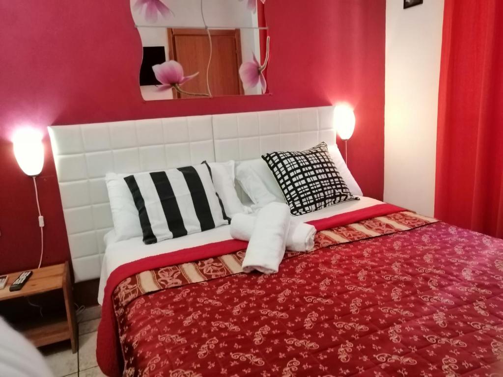 Двухместный (Двухместный номер с 1 кроватью и собственной ванной комнатой) хостела Român Holidays Hostel, Рим