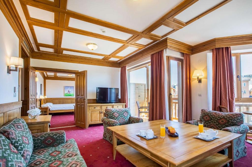 Сьюит (Улучшенный люкс с 1 спальней) курортного отеля Pirin Golf Hotel and Spa, Банско