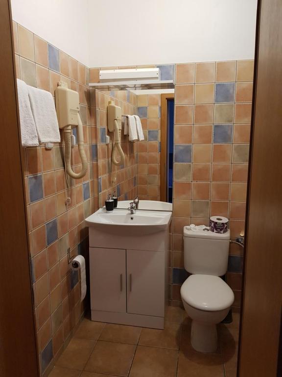Трехместный (Трехместный номер с ванной) отеля Rustikal, Густопече