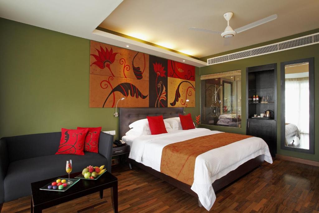 Трехместный (Улучшенный двухместный номер с 1 кроватью и балконом) курортного отеля Centara Ceysands Resort & Spa Sri Lanka, Бентота