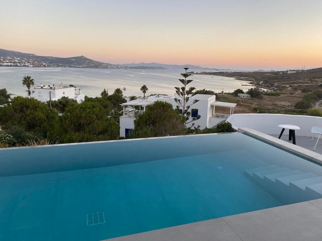 Сьюит (Представительский люкс с собственным бассейном и видом на море) отеля Paros Agnanti Hotel, Парика