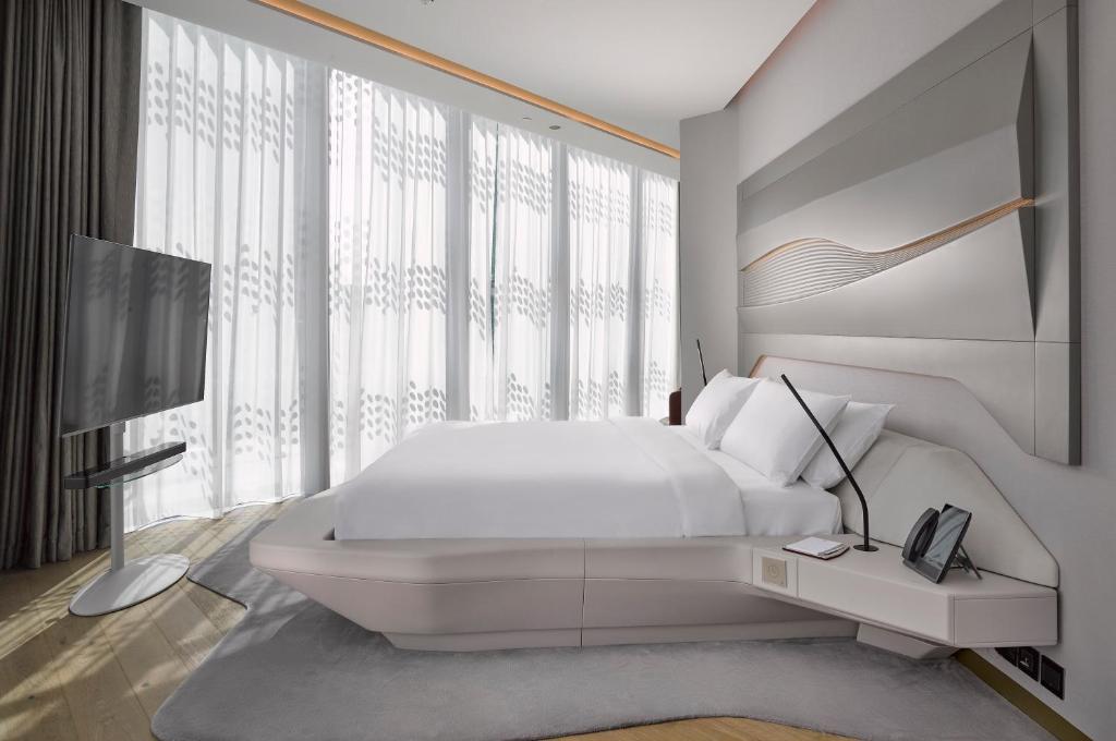 Сьюит (Люкс с 3 спальнями и индивидуальной регистрацией заезда) отеля ME Dubai by Meliá, Дубай