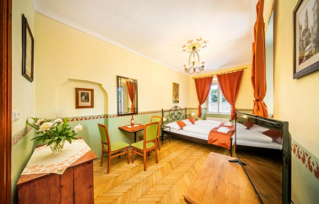 Двухместный (Двухместный номер Делюкс с 1 кроватью и дополнительной кроватью) гостевого дома Gardena, Чески-Крумлов