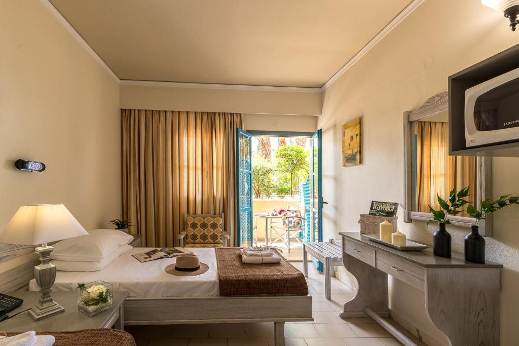 Студио (Улучшенный двухместный номер-студио с 2 отдельными кроватями и видом на бассейн) отеля Dedalos Hotel, Малиа