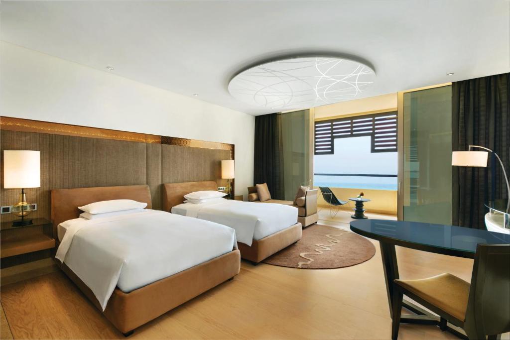 Трехместный (Двухместный номер с 2 отдельными кроватями и видом на море.) курортного отеля Park Hyatt Abu Dhabi Hotel and Villas, Абу-Даби