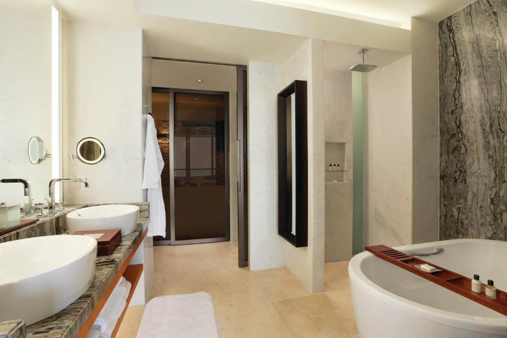 Трехместный (Двухместный номер Park с 2 отдельными кроватями) курортного отеля Park Hyatt Abu Dhabi Hotel and Villas, Абу-Даби