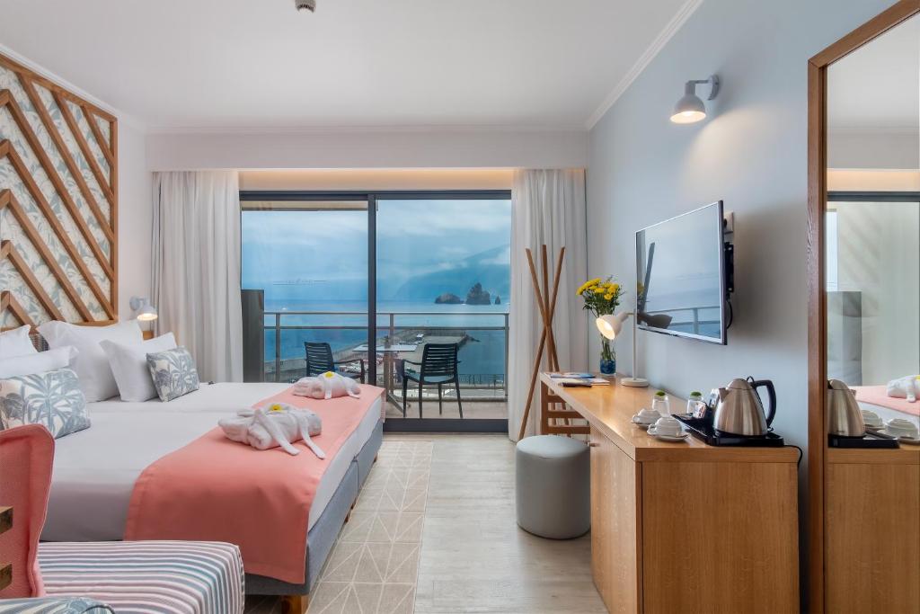 Двухместный (Улучшенный двухместный номер с 1 кроватью или 2 отдельными кроватями и видом на море) отеля Hotel Moniz Sol, Порту-Мониш