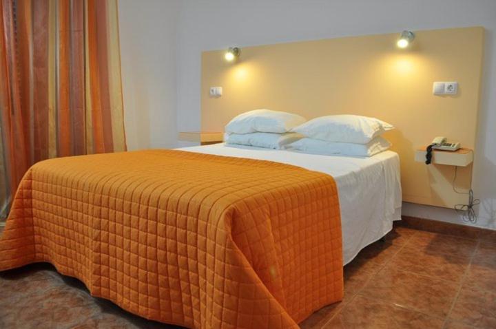 Двухместный (Двухместный номер с 1 кроватью или 2 отдельными кроватями и дополнительной кроватью) отеля Hotel Brasa, Элваш