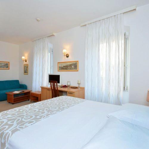 Двухместный (Улучшенный номер с кроватью размера «queen-size») отеля Hotel Adriana, Сплит