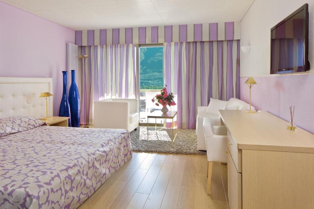 Двухместный (Улучшенный двухместный номер с 1 кроватью, балконом и видом на озеро) отеля Hotel Ascona, Аскона