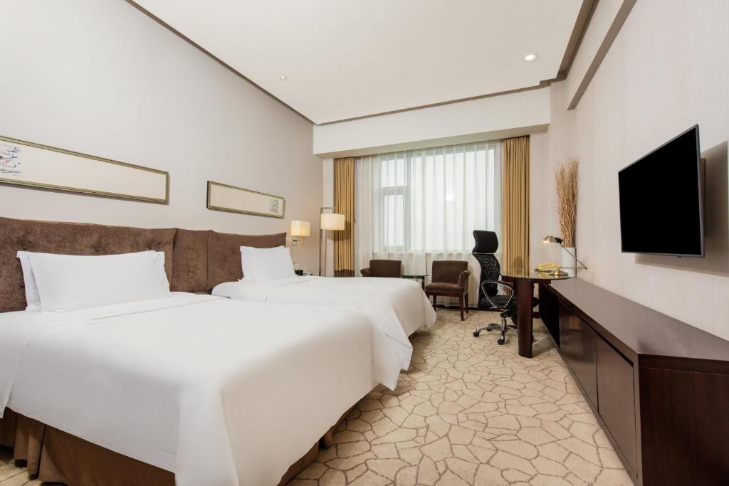 Двухместный (Клубный номер с кроватью размера «king-size» или двухместный номер с 2 отдельными кроватями) отеля Holiday Inn Beijing Deshengmen, Пекин