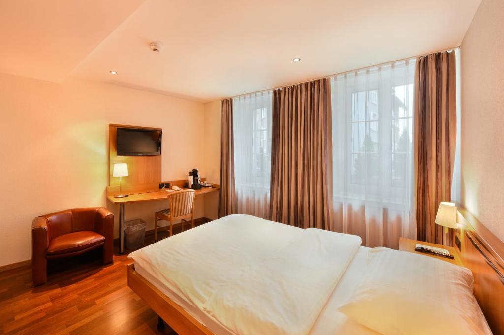 Двухместный (Двухместный номер с 1 кроватью или 2 отдельными кроватями) апарт-отеля Hotel Amadeo with parking, Цофинген