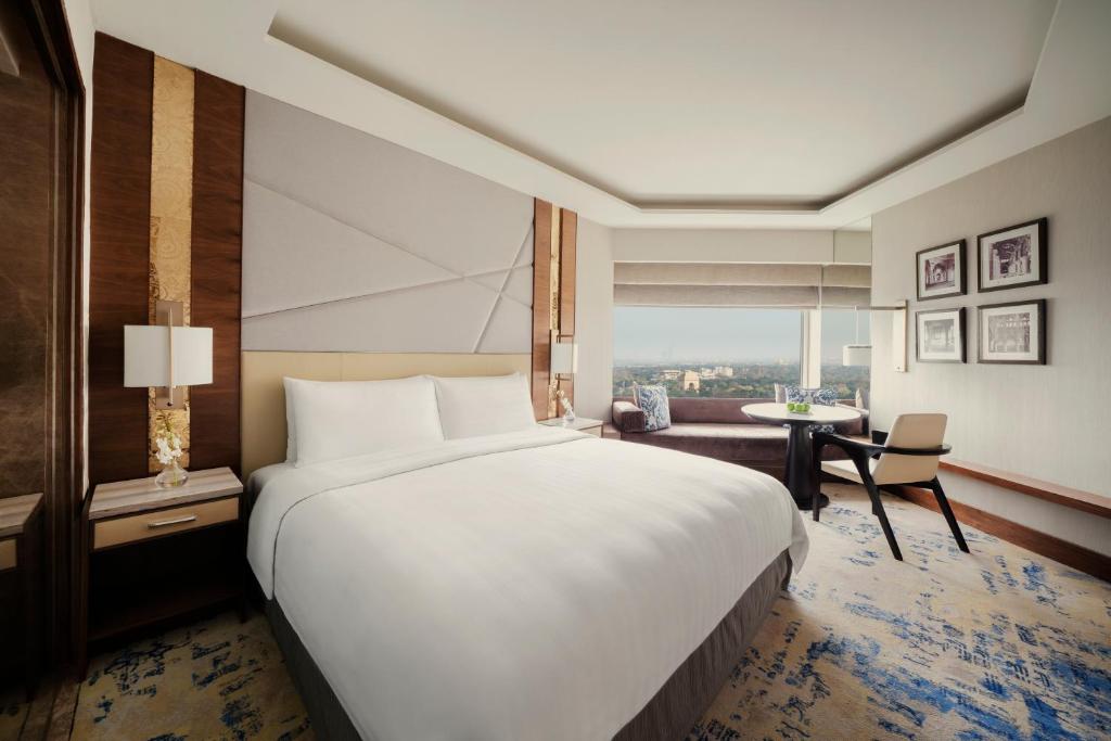 Двухместный (Horizon Deluxe King Room - 10% Discount on Food and Soft Beverages , Laundry) отеля Shangri-La's - Eros Hotel, New Delhi, Нью-Дели