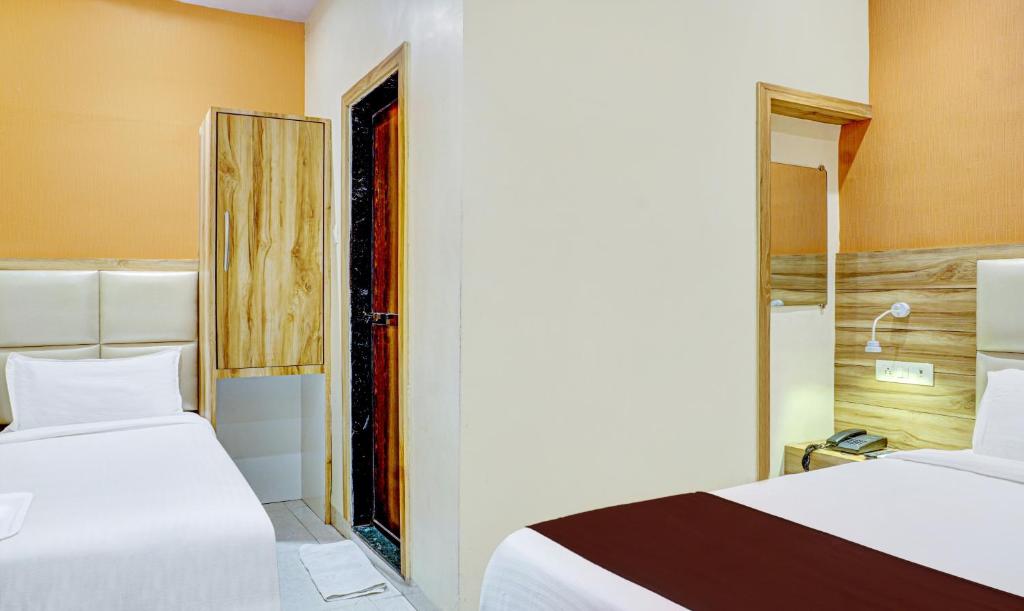 Трехместный (Deluxe Triple Room - 10% discount on food and soft beverage) отеля Hotel Sun City, Мумбай