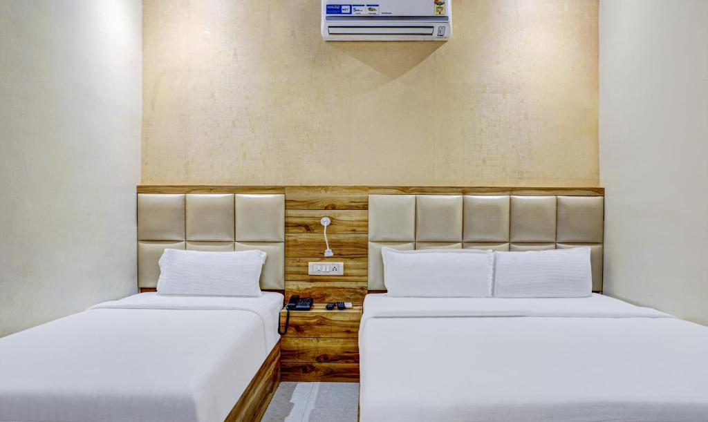 Четырехместный (Standard Quadruple Room - 10% discount on food and soft beverage) отеля Hotel Sun City, Мумбай