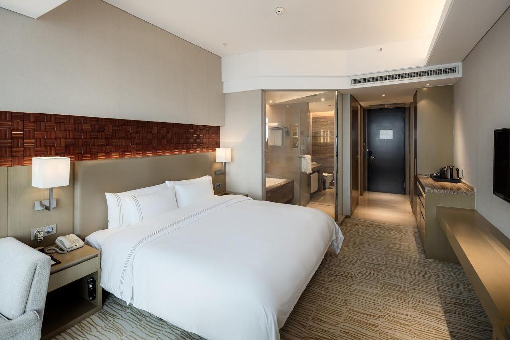 Двухместный (Улучшенный номер с кроватью размера «king-size») отеля Hotel Nikko Suzhou, Сучжоу