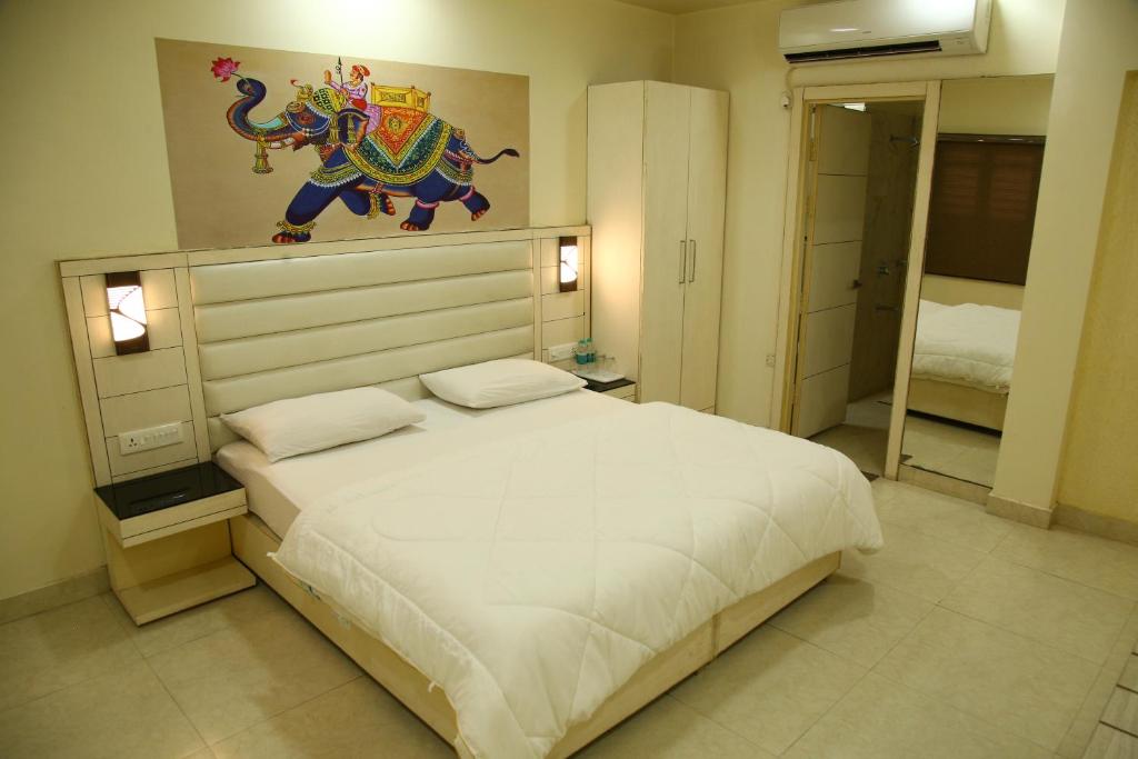 Двухместный (Двухместный номер Делюкс с 1 кроватью (для 2 взрослых и 1 ребенка)) отеля Villa 21 Agra, Агра