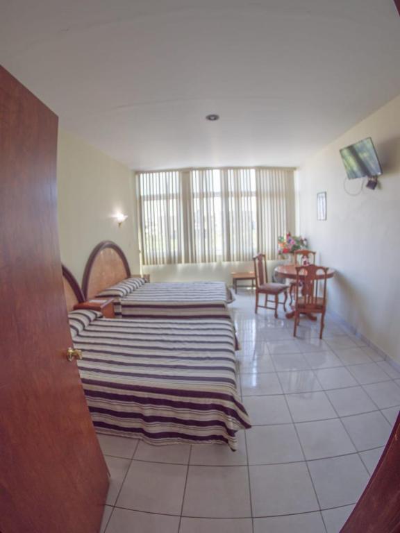 Двухместный (Двухместный номер с 2 двуспальными кроватями) отеля Hotel Plaza Sahuayo, Сахуао-де-Хосе-Мария-Морелос