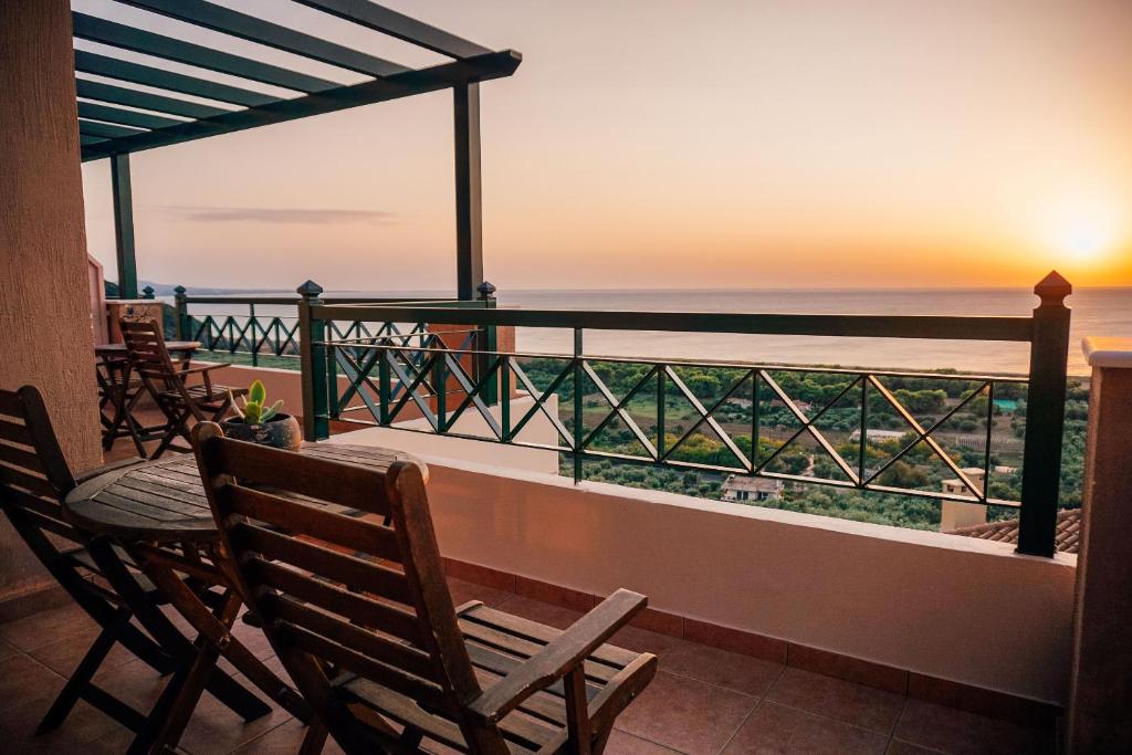Сьюит (Executive Suite Sea View) отеля Natura Club Hotel & Spa, Кипарисия