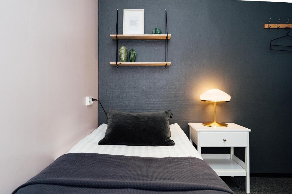 Одноместный (Бюджетный одноместный номер с общей ванной комнатой и без окна) хостела The Yard Concept Hostel, Хельсинки