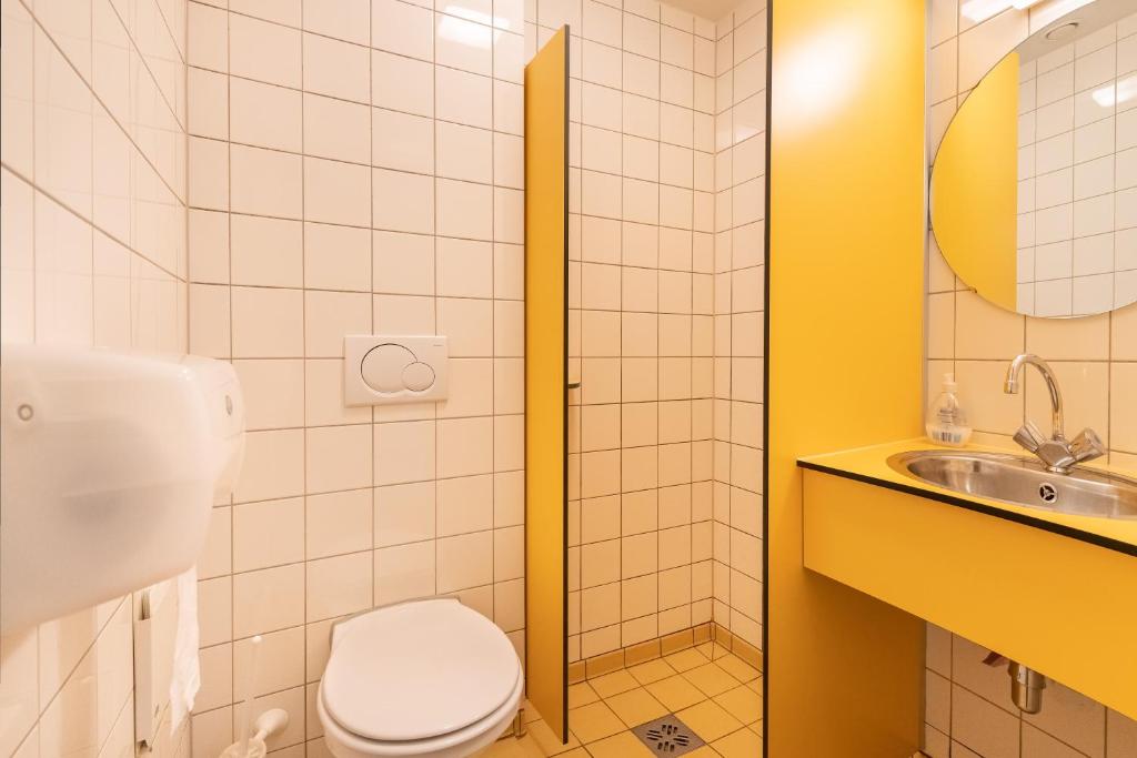 Одноместный (Single Room with Private Bathroom and Shower) хостела Stayokay Utrecht - Bunnik, Утрехт