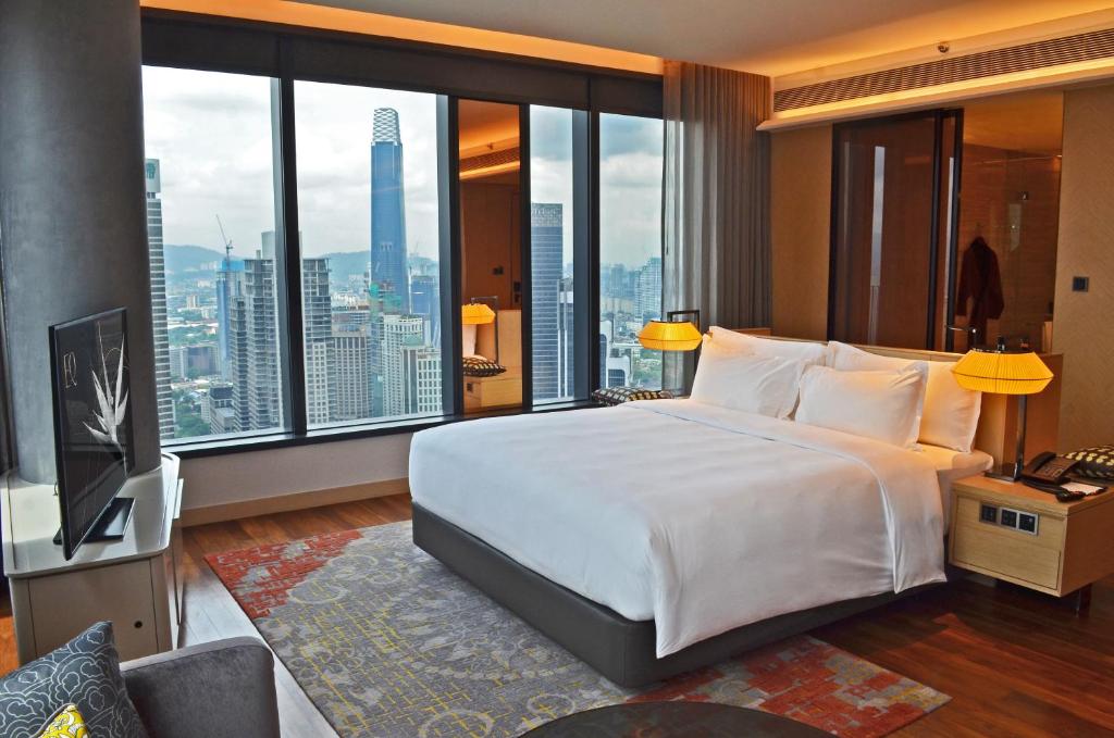 Двухместный (Клубный номер «Премьер» с кроватью размера «king-size») отеля EQ Kuala Lumpur, Куала-Лумпур