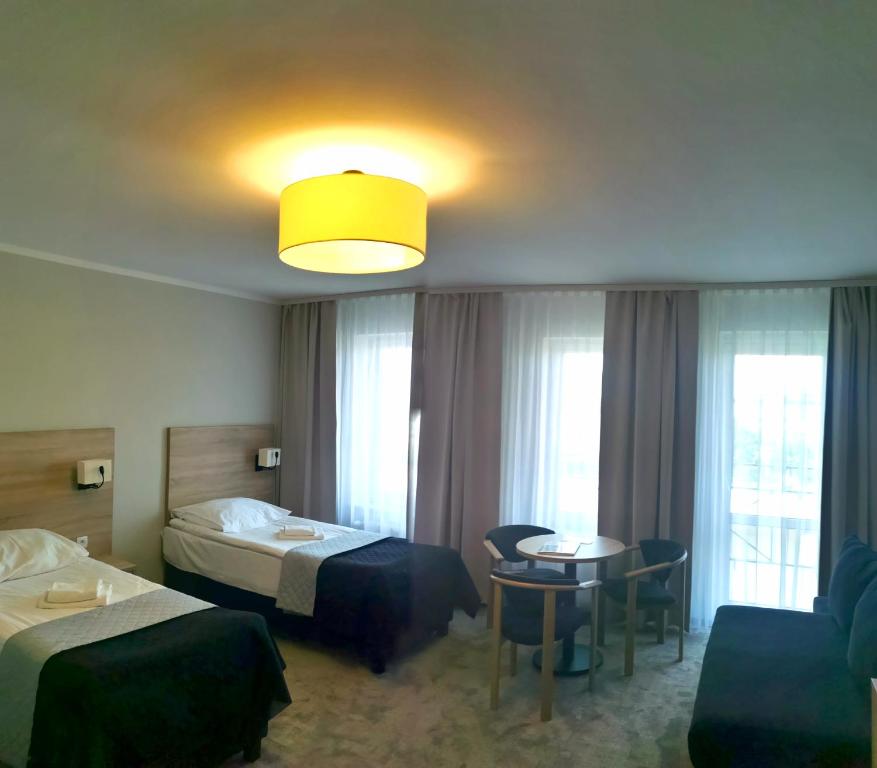 Двухместный (Двухместный номер с 2 отдельными кроватями и диваном) отеля Hotel Jawor, Кошалин